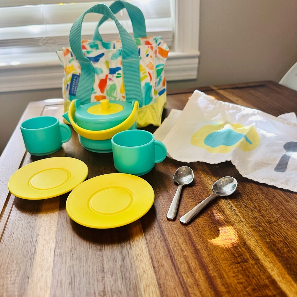 Lovevery Pinkies Up picnic set